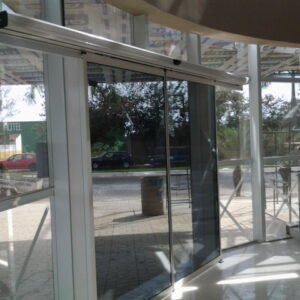 Portas automáticas deslizantes de antipático para evacuação.